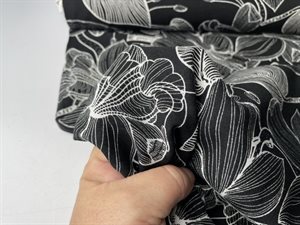 Fastvævet viscose - stregtegnede blomster og blade på sort bund